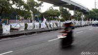 Kendaraan berlalu-lalang di jalan Taman Mini, Jakarta Timur, Selasa (30/1/2024).