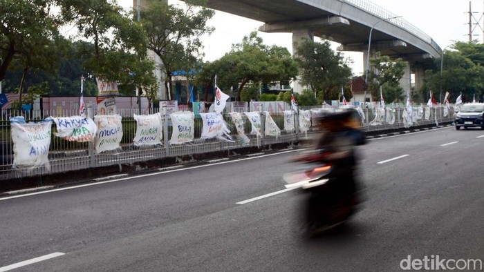 Spanduk AMIN dari Karung Penuhi Kawasan Taman Mini Spanduk dukungan terhadap Anies-Muhaiman berjejer di jalan Taman Mini, Jaktim. Spanduk tersebut tersebut dari karung dan ditulis tangan.