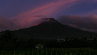 Gunung Lewotobi mengeluarkan lava pijar terpantau dari Desa Pululera, Wulanggitang, Flores Timur, NTT, Senin (29/1/2024).