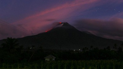 Potret Gunung Lewotobi yang Statusnya Turun Jadi Siaga