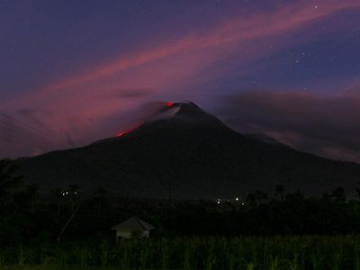 Potret Gunung Lewotobi yang Statusnya Turun Jadi Siaga