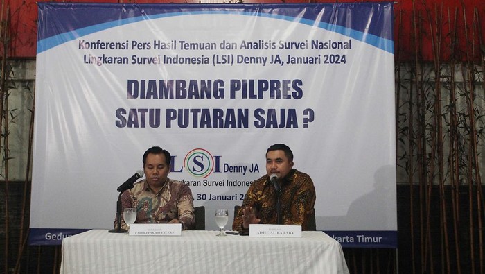 Peneliti senior  LSI Denny JA, Adjie Alfaraby (kanan) didampingi moderator Fadhli Fakhri Fauzan memaparkan temuan dan analisis Survei Nasional bertajuk 
