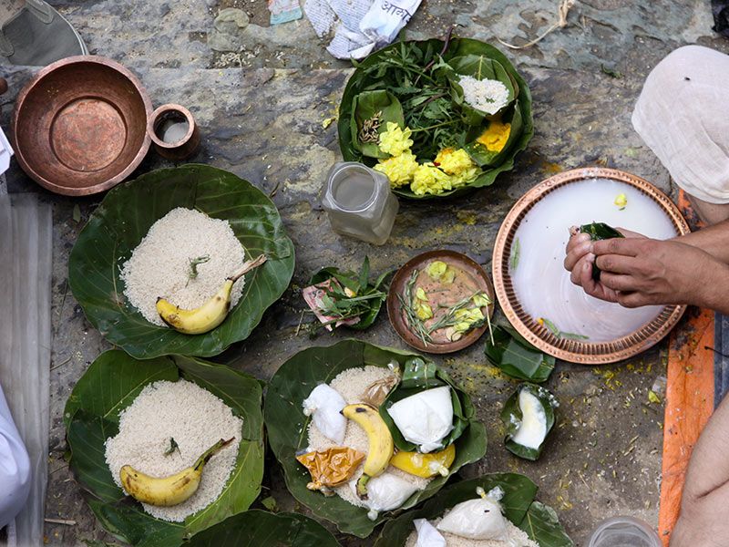 Tidak hanya nasi yang menjadi makanan pokok, nasi juga digunakan dalam upacara pemakaman di sini