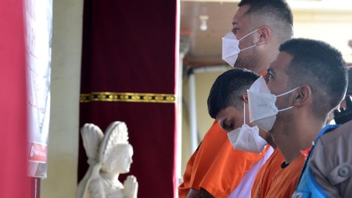 Tersangka yang merupakan warga negara Meksiko berinisial DGV (kanan), MJA (tengah) dan ACJ (kiri) dihadirkan polisi saat konferensi pers pengungkapan kasus penembakan warga negara asing di Polres Badung, Bali, Selasa (30/1/2024). Tim gabungan Bareskrim Polri dan Polda Bali berhasil menangkap tiga orang tersangka WNA Meksiko yang melakukan percobaan pembunuhan dengan menembak warga negara Turki berinisial TM saat melakukan pencurian di sebuah vila di kawasan Mengwi, Badung. ANTARA FOTO/Fikri Yusuf/rwa.