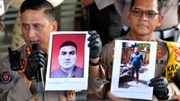 Kabid Humas Polda Bali Kombes Pol. Jansen Avitus Panjaitan (kiri) dan Kapolres Badung AKBP Teguh Priyo Wasono (kanan) menunjukkan foto daftar pencarian orang Roberto Sicairos Valdes yang merupakan warga negara Meksiko terduga pelaku kasus penembakan warga negara asing saat konferensi pers di Polres Badung, Bali, Selasa (30/1/2024).  
