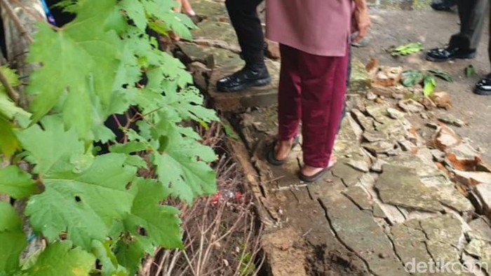 Pagar tembok milik warga Sabdodadi yang amabruk akibat warga berdesakan berebut kaus yang dibagikan Presiden Jokowi saat berkunjung ke Sabdodadi, Bantul, Selasa (30/1/2024).