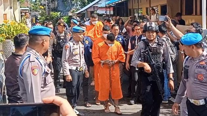 Tiga penembak warga Turki saat ditunjukkan di Polres Badung, Selasa (30/1/2024). Mereka merupakan warga Meksiko.