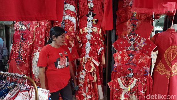 Toko di Pasar Gede khusus menjual baju cheongsam saat Imlek. Foto diambil Selasa (30/1/2024).