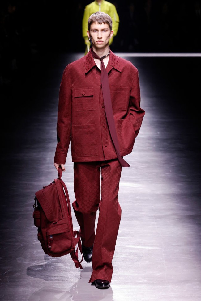 The longer, the better. Koleksi busana pria perdana desainer Sabato De Sarno untuk Gucci mendapat sentuhan akhir berupa pita panjang yang menjelma sebagai dasi. Aksesori ini dihiasi detail rantai horsebit khas rumah mode Italia itu. (Foto: Victor VIRGILE/Gamma-Rapho via Getty Images)