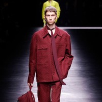 The longer, the better. Koleksi busana pria perdana desainer Sabato De Sarno untuk Gucci mendapat sentuhan akhir berupa pita panjang yang menjelma sebagai dasi. Aksesori ini dihiasi detail rantai horsebit khas rumah mode Italia itu. (Foto: Victor VIRGILE/Gamma-Rapho via Getty Images)