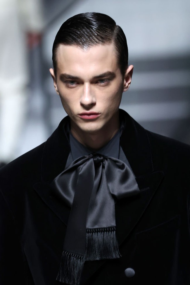 Take a bow. Selaras dengan laporan Pinterest yang menyebut pita sebagai tren fashion 2024, duo Domenico Dolce dan Stefano Gabbana menyempurnakan penampilan para modelnya dengan dasi bergaya pussy bow. Material satin menyumbangkan aura kemewahan di koleksi Dolce & Gabbana ini. (Foto: Vittorio Zunino Celotto/Getty Images)