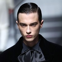 Take a bow. Selaras dengan laporan Pinterest yang menyebut pita sebagai tren fashion 2024, duo Domenico Dolce dan Stefano Gabbana menyempurnakan penampilan para modelnya dengan dasi bergaya pussy bow. Material satin menyumbangkan aura kemewahan di koleksi Dolce & Gabbana ini. (Foto: Vittorio Zunino Celotto/Getty Images)