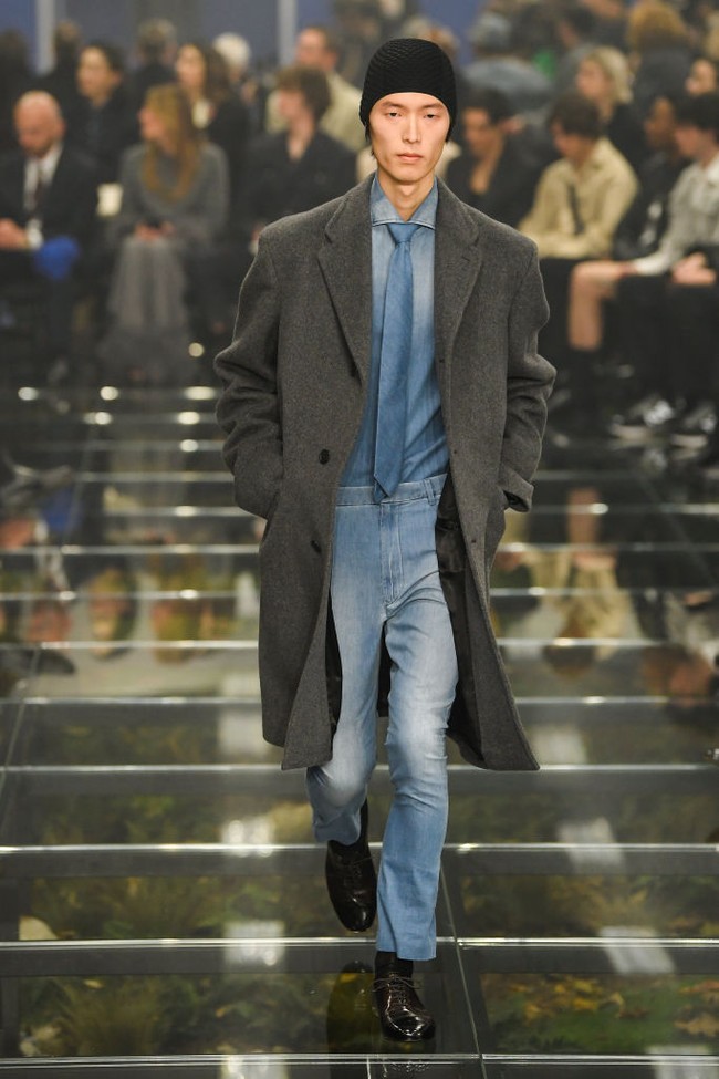 Can you spot me? Look monokrom menonjol di koleksi Prada Fall 2024 karya Miuccia Prada dan Raf Simons ini. Dasi pun dibuat senada dengan kemeja sehingga terlihat menyatu. (Foto: Giovanni Giannoni/WWD via Getty Images)