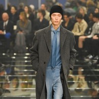 Can you spot me? Look monokrom menonjol di koleksi Prada Fall 2024 karya Miuccia Prada dan Raf Simons ini. Dasi pun dibuat senada dengan kemeja sehingga terlihat menyatu. (Foto: Giovanni Giannoni/WWD via Getty Images)