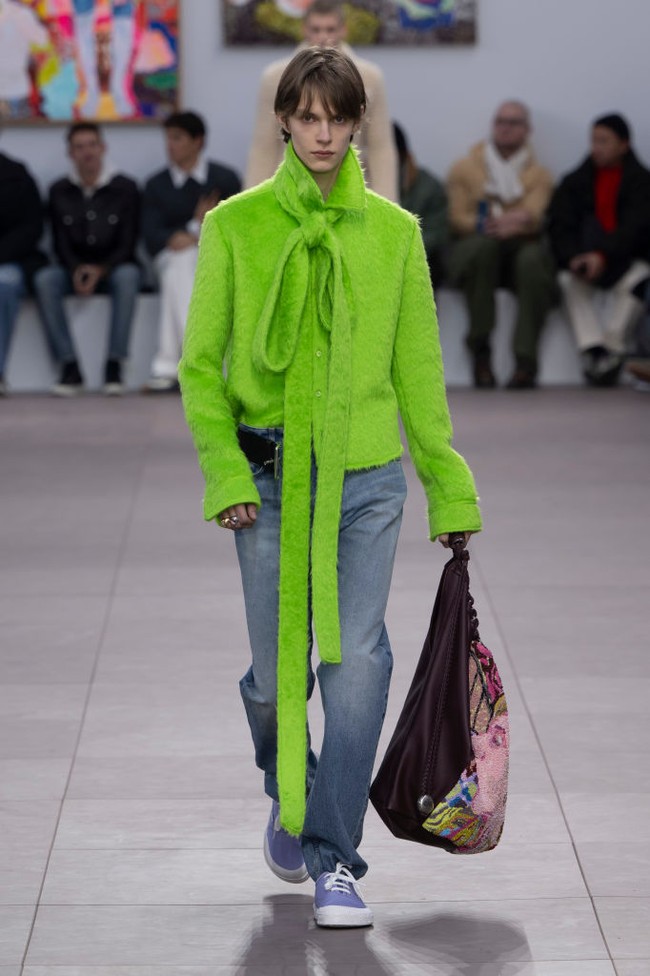 Playfully exaggerate. Loewe di bawah arahan Jonathan Anderson mempresentasikan dasi sebagai elemen unik yang sarat statement dalam bentuk simpul panjang yang dramatis. (Foto: Victor VIRGILE/Gamma-Rapho via Getty Images)
