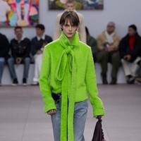 Playfully exaggerate. Loewe di bawah arahan Jonathan Anderson mempresentasikan dasi sebagai elemen unik yang sarat statement dalam bentuk simpul panjang yang dramatis. (Foto: Victor VIRGILE/Gamma-Rapho via Getty Images)