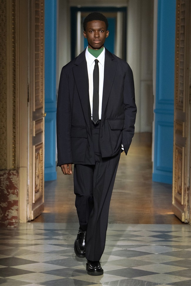 Slim and steady. Valentino tetap setia dengan tren dasi ramping untuk menjaga tampilan pria lebih sharp dan modern. Sentuhan aksen V khas Valentino semakin menambah aksesori ini lebih berkarakter. (Foto: Dok. Valentino)