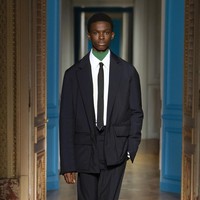 Slim and steady. Valentino tetap setia dengan tren dasi ramping untuk menjaga tampilan pria lebih sharp dan modern. Sentuhan aksen V khas Valentino semakin menambah aksesori ini lebih berkarakter. (Foto: Dok. Valentino)