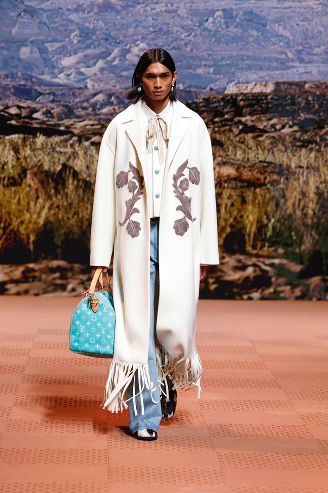 Wild wild west. Pharrell Williams terinspirasi estetika koboi. Tak heran bila dasi bergaya pita menjadi andalannya untuk koleksi busana ketiganya sebagai desainer divisi busana pria Louis Vuitton. (Foto: Dok. Louis Vuitton)