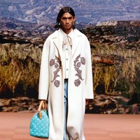 Wild wild west. Pharrell Williams terinspirasi estetika koboi. Tak heran bila dasi bergaya pita menjadi andalannya untuk koleksi busana ketiganya sebagai desainer divisi busana pria Louis Vuitton. (Foto: Dok. Louis Vuitton)