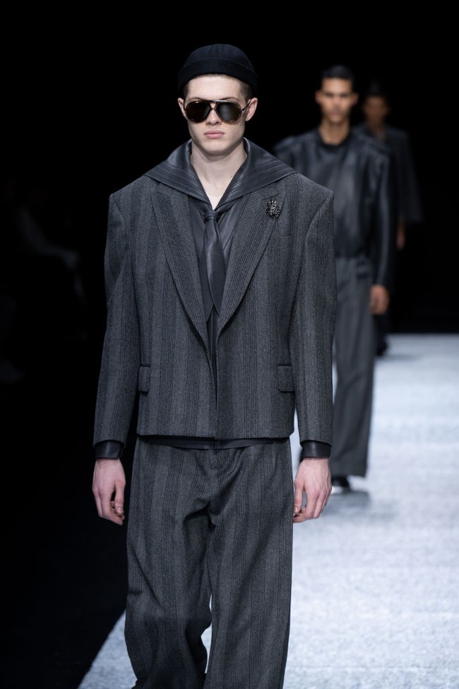 Sailing in fashion. Giorgio Armani menggali inspirasi dari estetika nautical yang kental dengan gaya pelaut untuk koleksi lini keduanya, Emporio Armani, yang dipresentasikan di Milan Fashion Week edisi Menswear Fall/Winter 2024-2025 baru-baru ini. Dasi yang dibentuk dari scarf menjadi aksen unik yang melengkapi koleksi ini. (Foto: Archivio Matteo Rossetti/Mondadori Portfolio via Getty Images)