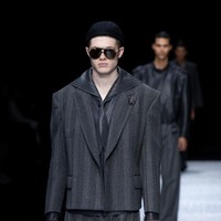 Sailing in fashion. Giorgio Armani menggali inspirasi dari estetika nautical yang kental dengan gaya pelaut untuk koleksi lini keduanya, Emporio Armani, yang dipresentasikan di Milan Fashion Week edisi Menswear Fall/Winter 2024-2025 baru-baru ini. Dasi yang dibentuk dari scarf menjadi aksen unik yang melengkapi koleksi ini. (Foto: Archivio Matteo Rossetti/Mondadori Portfolio via Getty Images)