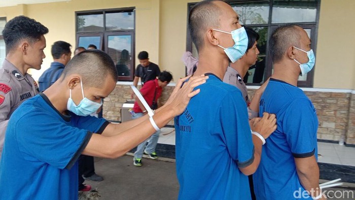Trio penimbun BBM bersubsidi saat digelandang di Mapolres Indramayu, Selasa (30/1/2024).
