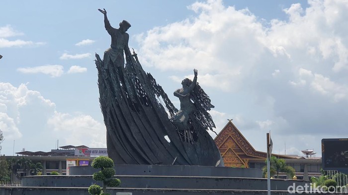 Tugu Zapin yang jadi ikon Provinsi Riau rusak dimaling. (Raja Adil Siregar/detikSumut)