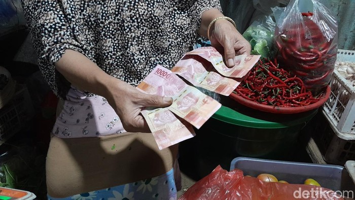 Uang palsu pecahan 100 ribu yang diterima pedagang di Pasar Harjodaksino, Solo, Selasa (30/1/2024).