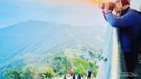 Mengabadikan matahari terbit di Sarangkot.