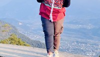Berpose di antara puncak pegunungan berselimut salju abadi.