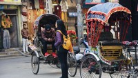 Ricksaw yang banyak berlalu lalang di jalanan Thamel, Kathmandu