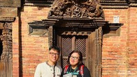 Berpose bersama buku dan penulisnya di salah satu setting lokasi buku tersebut di Nepal