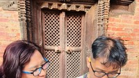 Penandatangan buku Titik Nol oleh pengarangnya di setting lokasi dalam bukunya di Nepal
