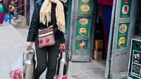 Penduduk lokal menjajakan nepali tea, teh susu beroma rempah untuk menghangatkan badan