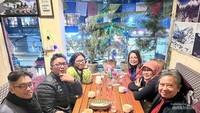 Menikmati nepali tea di tengah udara yang dingin di Nepal bersama Agustinus Wibowo