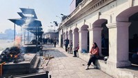 Merenungkan eksistensi di depan proses kremasi.