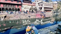 Sungai suci Bagmati tempat jenasah dimandikan sebelum proses kremasi.