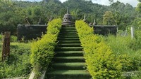 Jalan berundak menuju spot yang ada di Terasering Ngargogondo Borobudur.