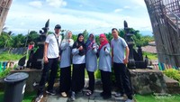 Berfoto dengan latar belakang pemandangan yang sejuk dan asri di Terasering Ngargogondo Borobudur.