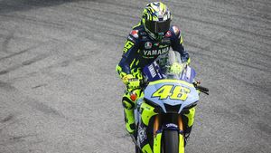 Valentino Rossi Geber Yamaha R1 di Lintasan
