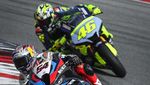 Valentino Rossi Geber Yamaha R1 di Lintasan