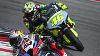 Rossi menggeber Yamaha R1 bersama dengan rider WSBK dan MotoGP. Foto: X World Superbike