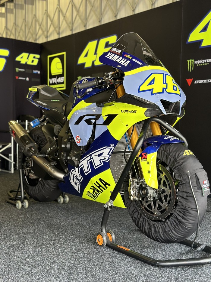 Valentino Rossi geber Yamaha R1 di sesi tes WSBK Valentino Rossi geber Yamaha R1 di sesi tes WSBK