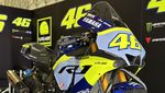 Valentino Rossi Geber Yamaha R1 di Lintasan