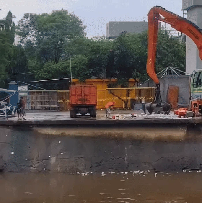 Video yang menunjukkan oknum petugas kebersihan membuang sampah ke Pintu Air Manggarai viral di medsos. Dinas Lingkungan Hidup (DLH) DKI Jakarta ambil tindakan. (IG @jakartaselatan24jam)