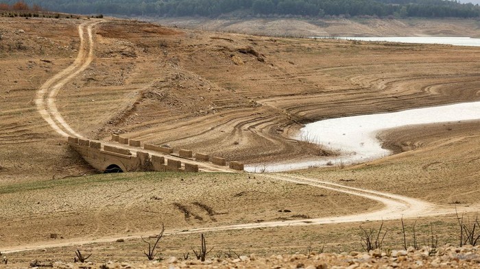 Waduk Guadalteba Spanyol Mengering Kekeringan melanda Campillos, Spanyol. Akibatnya, waduk Guadalteba mengalami kekeringan.