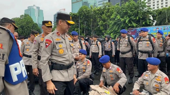 Wakapolda Metro Jaya Brigjen Suyudi Ario Seto memimpin apel pengecekan pasukan pengamanan TPS Pemilu 2024.