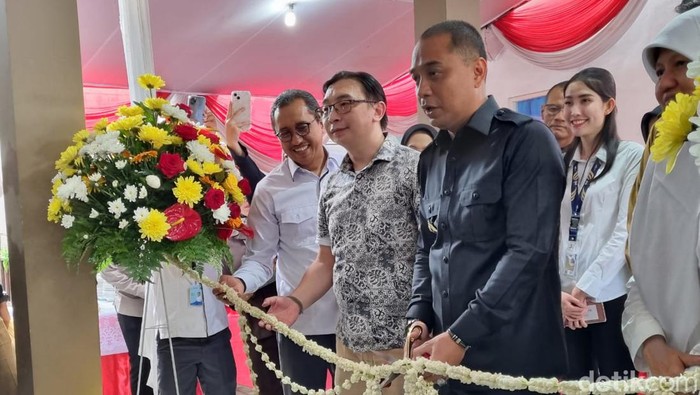 Walkot Eri saat meresmikan Reservoir Mbah Ratu, Rumah Pompa Air Baku Tambahan IPAM Karangpilang, dan rehabilitasi jaringan pipa PDAM.