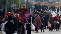 Warga Palestina kembali melarikan diri dari Khan Younis akibat operasi darat Israel yang semakin masif.  